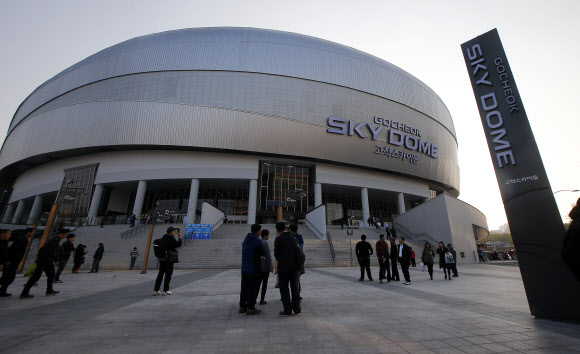 4일 오후 개장 후 첫 경기가 펼쳐질 서울 구로구 고척스카이돔 앞에서 시민들이 입장을 기다리고 있다.  고척스카이돔에서는 한국대표팀과 쿠바 대표팀의 평가전 ‘2015 서울 슈퍼시리즈’ 경기가 열린다.  연합뉴스