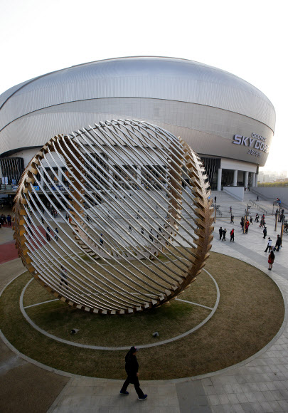 4일 오후 개장 후 첫 경기가 펼쳐질 서울 구로구 고척스카이돔 앞에서 시민들이 입장을 기다리고 있다.  고척스카이돔에서는 한국대표팀과 쿠바 대표팀의 평가전 ‘2015 서울 슈퍼시리즈’ 경기가 열린다.  연합뉴스