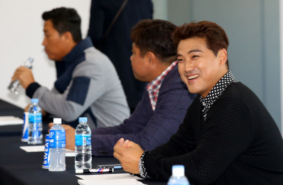 4일 오후 서울 구로구 고척스카이돔에서 열린 한국대표팀과 쿠바 대표팀의 평가전 ‘2015 서울 슈퍼시리즈’ 경기 시작에 앞서 열린 팬사인회에서 두산 홍성흔이 밝게 웃고 있다. 왼쪽부터 LG 이병규, 양준혁, 두산 홍성흔.  연합뉴스