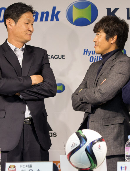 기념촬영하는 양 감독