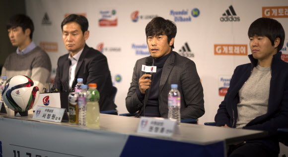 취재진 질문에 답하는 서정원 감독