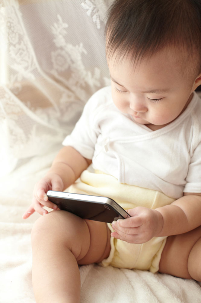 스마트폰에 집중하고 있는 아기