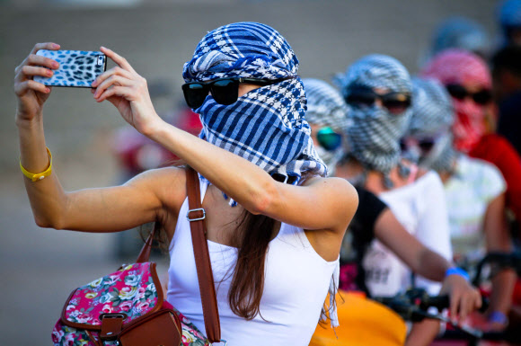 4일(현지시간) 이집트 샤름 엘-셰이크에 위치한 리조트를 찾은 관광객들이 사막 사파리 여행을 하며 4륜 바이크를 즐기고 있다. ⓒ AFPBBNews=News1