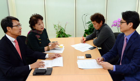 전문가들이 지난 2일 서울신문이 마련한 좌담회에서 ‘K스마일 캠페인’을 통한 한국 관광산업의 발전 방향에 대해 의견을 나누고 있다. 왼쪽부터 맹찬호 모두스테이 대표, 강홍준 푸드앤데코 대표, 사회를 맡은 손원천 기자, 이훈 한양대 관광학부 교수. 강성남 선임기자 snk@seoul.co.kr