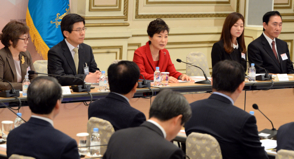 청와대에서열린 제4차 규제개혁 장관회 및 민관합동규제개혁 점검회의에서 박근혜 대통령이 모두발언을 하고있다. 청와대사진기자단