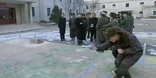 북한 전투기 조종사들이 김정은 국방위원회 제1위원장 앞에서 장난감 전투기를 들고 모의 훈련을 진행하는 모습. 항공유 부족으로 북한 조종사들의 훈련량은 우리 조종사와 비교할 수준이 못 된다. 조선중앙TV 영상캡쳐