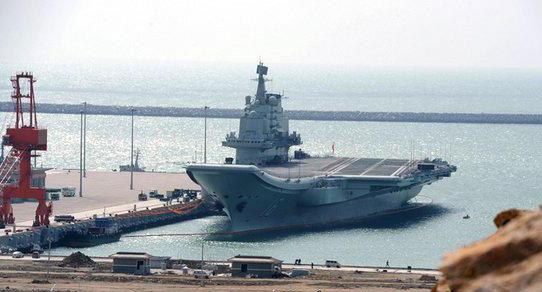 중국 국방부가 공개한 항공모함 랴오닝함. 한 해 155조원이라는 막대한 국방예산을 쏟아부으며 군사력을 키우고 있다. 중국 국방부 제공