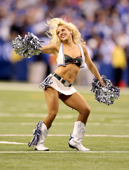 인디애나폴리스 콜츠의 치어리더들이 8일(현지시간) 미국 인디애나주 인디애나폴리스의 루카스오일 스타디움에서 덴버 브롱코스를 상대로 열린 경기 중간에 공연을 펼치고 있다. ⓒ AFPBBNews=News1