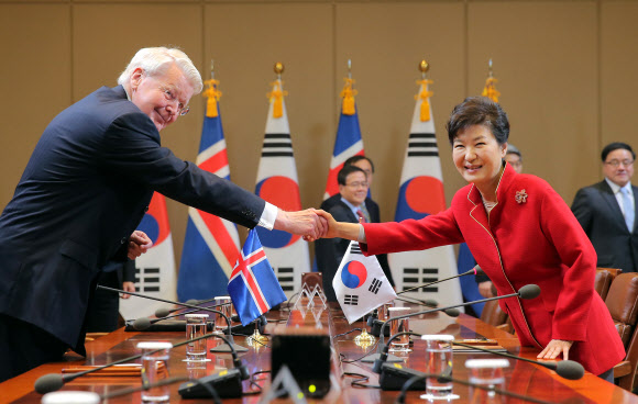 한·아이슬란드 정상 악수