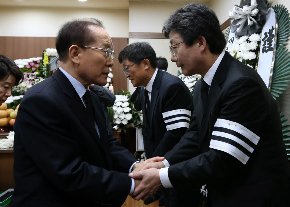 유수호 빈소 찾은 이회창