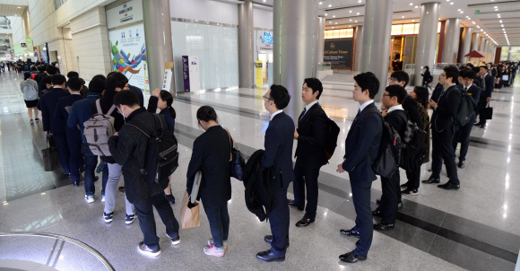 9일 오전 서울 삼성동 코엑스에서 열린 ’2015 리딩 코리아, 잡 페스티벌’을 찾은 사람들이 길게 줄지어 서 있다.  도준석 기자 pado@seoul.co.kr