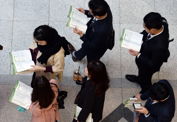 9일 오전 서울 삼성동 코엑스에서 열린 ’2015 리딩 코리아, 잡 페스티벌’을 찾은 사람들이 취업 정보를 보고 있다.  도준석 기자 pado@seoul.co.kr