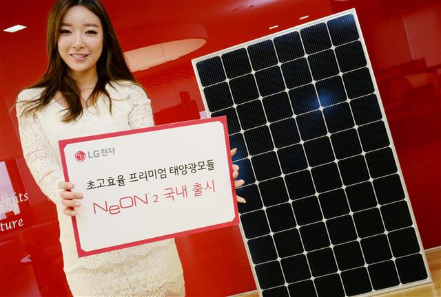 LG전자가 설치 면적은 줄이고 발전량은 늘린 N타입 6인치 기준 세계 최고 효율 태양광 모듈 ‘네온2’를 이달 중 국내에 출시한다. LG전자 제공