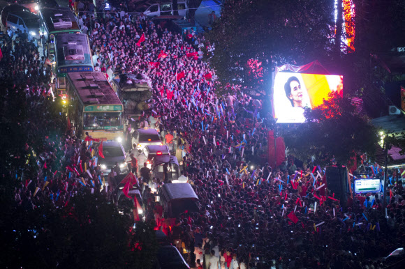 거리 뒤덮은 민주화의 열망 9일 미얀마 최대 도시 양곤의 민주주의민족동맹(NLD) 당사 앞에서 지지자들이 아웅산 수치 의장의 대형 초상화를 들고 승리의 환호를 내지르고 있다. 양곤 AFP 연합뉴스
