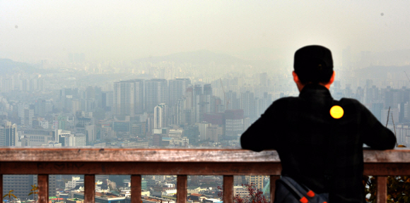 중부지방에 오전한때 미세먼지가 다소 낀 10일 서울 남산에서 바라본 도심이 흐리게 보인다. 2015.11.10 박지환기자 popocar@seoul.co.kr