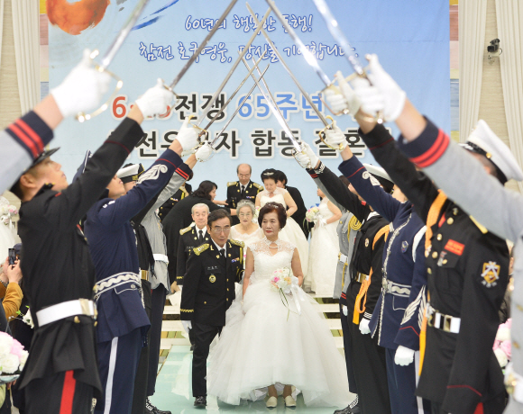 10일 서울 용산구 전쟁기념관 예식장에서 열린 ’6.25 전쟁 65주년 기념 참전유공자 합동결혼식’에 참가한 노병과 그 부인들이 식을 마치고 퇴장하고 있다. 2015.11.10 박지환 기자 popocar@seoul.co.kr