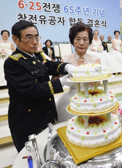10일 서울 용산구 전쟁기념관 예식장에서 열린 ’6.25 전쟁 65주년 기념 참전유공자 합동결혼식’에 참가한 노병과 그 부인들이 케이크를 자르고 있다.  2015.11.10 박지환 기자 popocar@seoul.co.kr