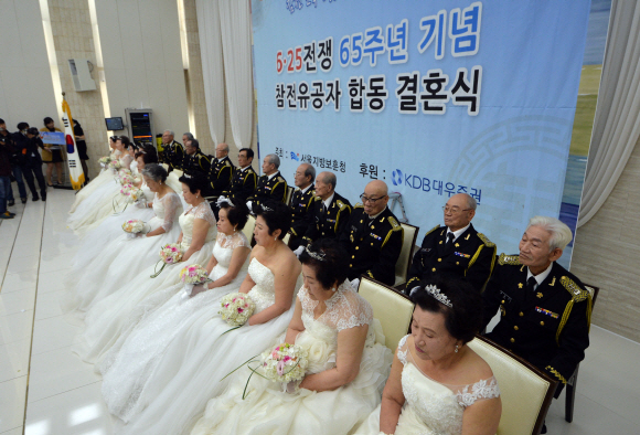 10일 서울 용산구 전쟁기념관 예식장에서 열린 ’6.25 전쟁 65주년 기념 참전유공자 합동결혼식’에 참가한 노병과 그 부인들이 행사에 참가하고 있다. 2015.11.10 박지환 기자 popocar@seoul.co.kr