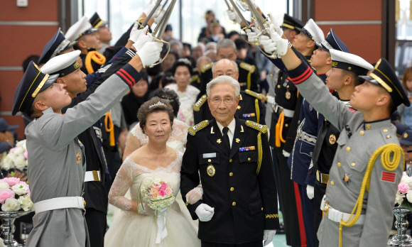 10일 서울 용산구 전쟁기념관 예식장에서 열린 ’6.25 전쟁 65주년 기념 참전유공자 합동결혼식’에 참가한 노병과 그 부인들이 결혼식에 참가하고 있다. 2015.11.10 박지환 기자 popocar@seoul.co.kr