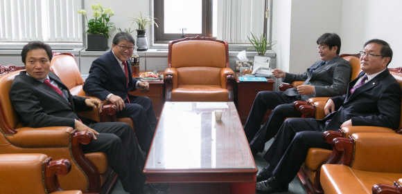 10일 오후 서울 여의도 국회에서 진행된 국회의원 선거구 획정 등 논의를 위한 회동에 참석한 조원진 새누리당 원내수석부대표, 정치개혁특별위원회 이학재 여당 간사, 김태년 야당 간사, 이춘석 새정치민주연합 원내수석부대표가 논의하고 있다. 2015. 11. 10 김명국전문기자 daunso@seoul.co.kr