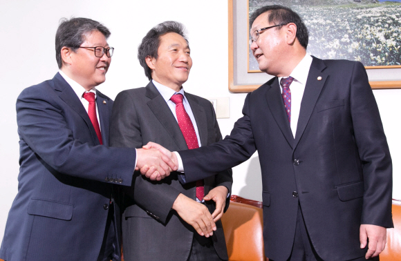 10일 오후 서울 여의도 국회에서 진행된 국회의원 선거구 획정 등 논의를 위한 회동에 앞서 조원진(왼쪽부터) 새누리당 원내수석부대표, 정치개혁특별위원회 이학재 여당 간사와 김태년 야당 간사가 인사하고 있다. 2015. 11. 10 김명국전문기자 daunso@seoul.co.kr