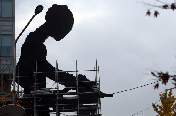 작업대에서(?) 망치질하는 사람