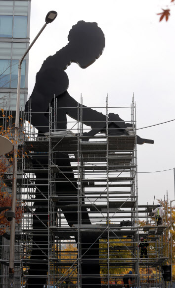 작업대에서(?) 망치질하는 사람