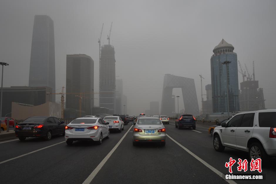 10일 오전 베이징시내 동삼환로. 이른 아침부터 승용차들이 짙은 안개처럼 낀 스모그를 뚫고 달리고 있다.  출처 중국신문망