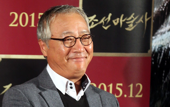 미소짓는 이경영