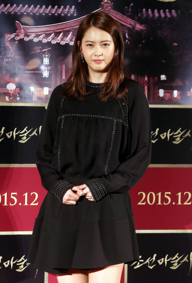 포즈 취하는 고아라