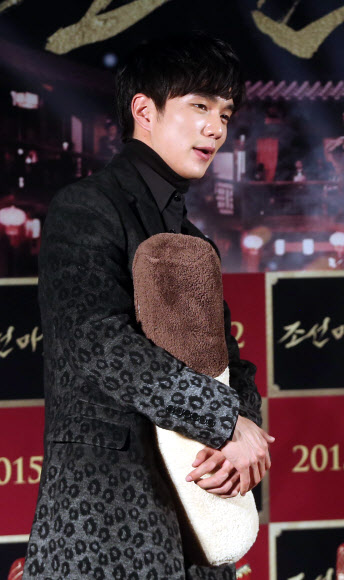 빼빼로인형 꼭 안은 유승호