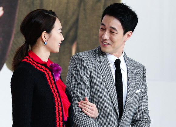 포즈 취하는 신민아와 소지섭