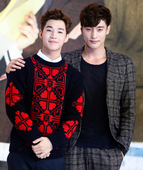 포즈 취하는 헨리와 성훈