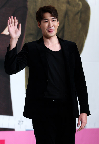 포즈 취하는 정겨운