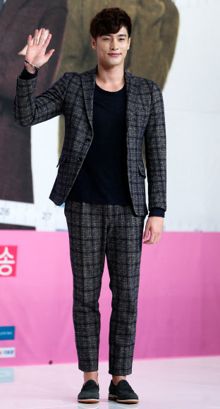 포즈 취하는 성훈