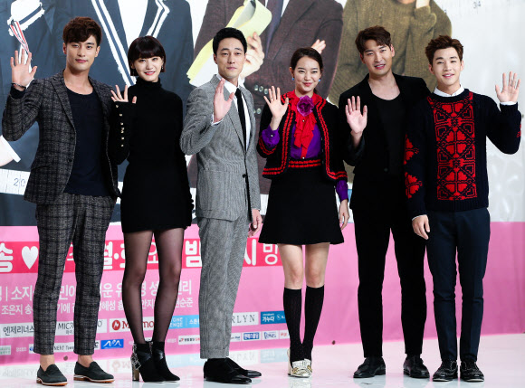 포즈 취하는 ’오마이비너스’ 출연진