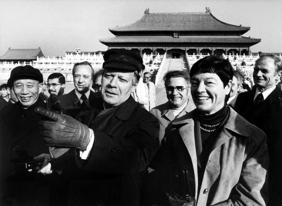 1975년 10월 서독 총리 최초로 중국을 방문한 슈미트 전 총리가 부인 로키 슈미트와 함께 베이징의 자금성을 돌아보고 있다.  베이징 EPA 연합뉴스