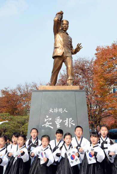 국회 안중근 의사 동상 제막식 