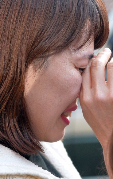 수능일인 12일 서울 종로구 청운동 경복고등학교에서 한 수험생의 부모가 시험장에 입실한 학생을 생각하며 눈물을 흘리고 있다.   박지환기자 popocar@seoul.co.kr