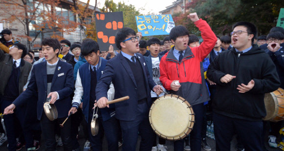 수능일인 12일 서울 종로구 청운동 경복고등학교에서 후배들이 수험생선배를 위해 응원을 펼치고 있다.   박지환기자 popocar@seoul.co.kr