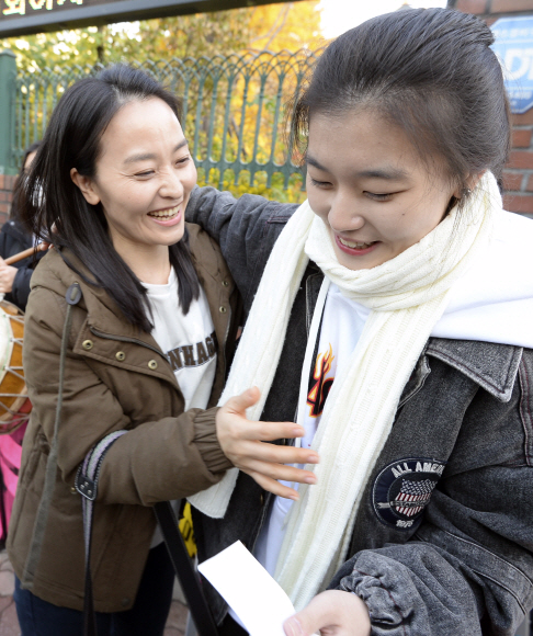 2016학년도 대학수학능력시험이 치러진 12일 오전 서울 중구 순화동 이화여자외국어고등학교 정문에서 학부모가 수험생을 격려하며 포옹하고 있다.  박지환기자 popocar@seoul.co.kr