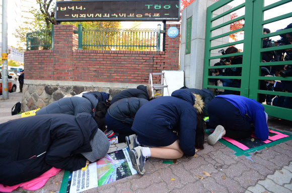2016학년도 수학능력시험이 진행된 12일 서울 서대문구 이화여자외국어고등학교에서 풍문여고 학생들이 수험생 선배들의 고득점을 기원하며 절을 하고 있다.  박지환기자 popocar@seoul.co.kr