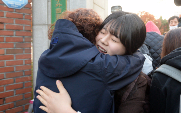 2016학년도 대학수학능력시험이 치러진 12일 오전 서울 중구 순화동 이화여자외국어고등학교에서 수험생이 부모의 응원을 받으며 입실하고 있다.  박지환기자 popocar@seoul.co.kr