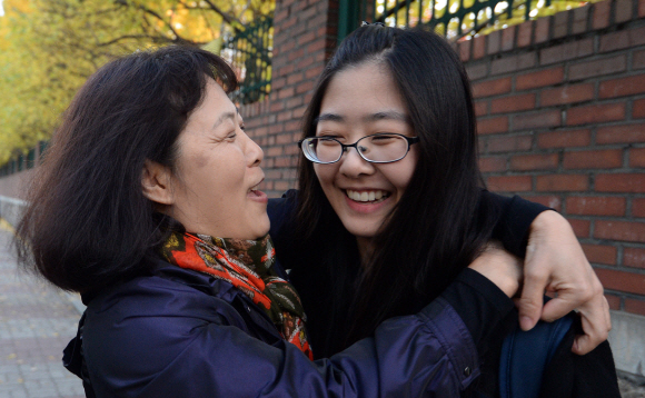 2016학년도 대학수학능력시험이 치러진 12일 오전 서울 중구 순화동 이화여자외국어고등학교에서 수험생이 부모의 응원을 받으며 입실하고 있다. 박지환기자 popocar@seoul.co.kr