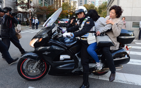 2016학년도 대학수학능력시험일인 12일 오토바이를 탄 수험생과 학부모가 서울 중구 이화외구 시험장에 도착하고 있다. 박지환 기자 popocar@seoul.co.kr