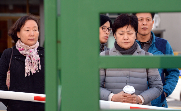 12일 오전 2016학년도 대학입학수학능력시험이 치러지는 서울 중구 이화외고에서 학부모들이 고사장을 바라보며 기도 하고 있다.  박지환 기자 popocar@seoul.co.kr
