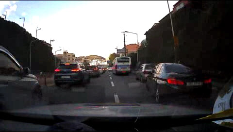 수험생을 태운 경찰차에 길을 터 주는 블랙박스 영상.  부산경찰청 제공 