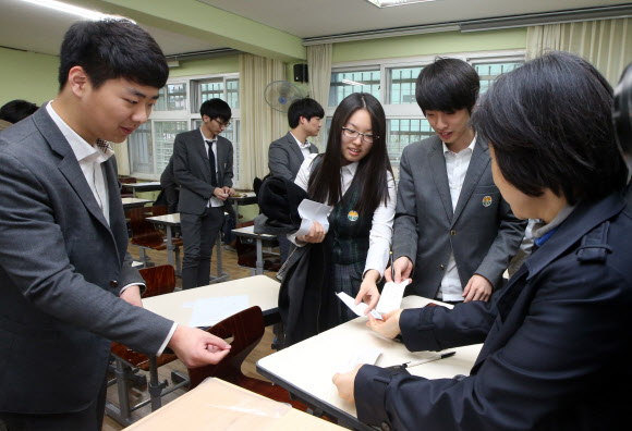 가채점 점수표 제출하는 수험생들