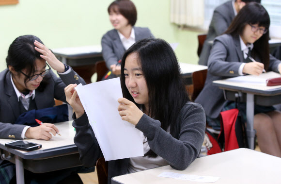 가채점하는 수험생