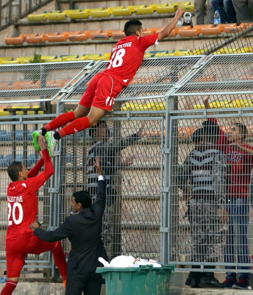 12일(현지시간) 요르단의 암만 국제 경기장에서 열린 팔레스타인과 말레이시아의 2018 러시아 월드컵 예선전에서 팔레스타인 선수가 골을 넣고 관중을 향해 세리머니를 하고 있다. ⓒ AFPBBNews=News1